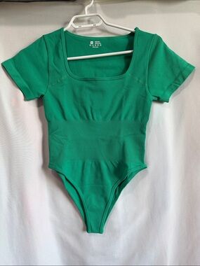 Women's Green Scoop Neck Short Sleeve Bodysuit
